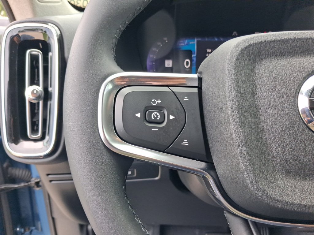 Used 2024 Volvo XC40 B5 Core AWD/4WD image 17