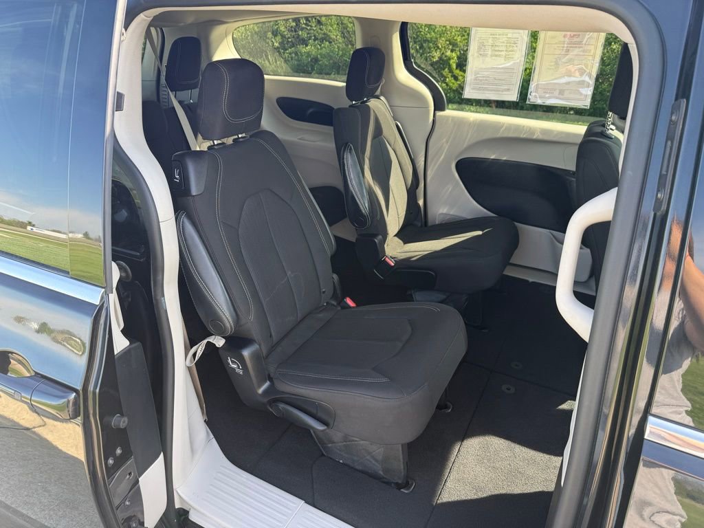 Used 2022 Chrysler Voyager LX FWD image 14