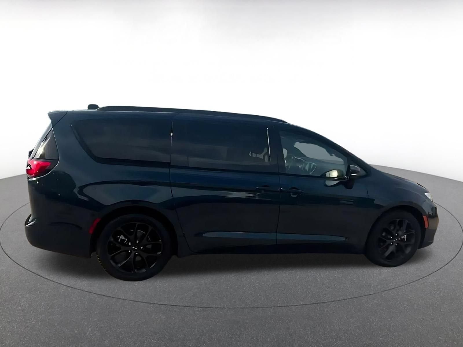 Used 2025 Chrysler Pacifica Limited FWD image 14