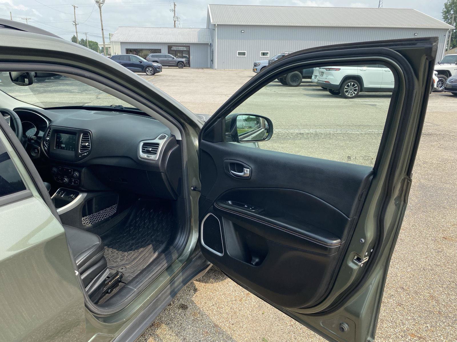 Used 2018 Jeep Compass Latitude w/ Popular Equipment Group FWD image 33