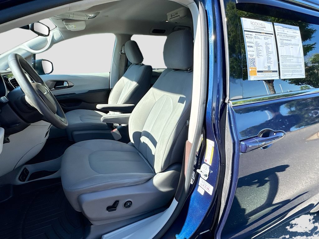 Used 2017 Chrysler Pacifica Touring FWD image 23