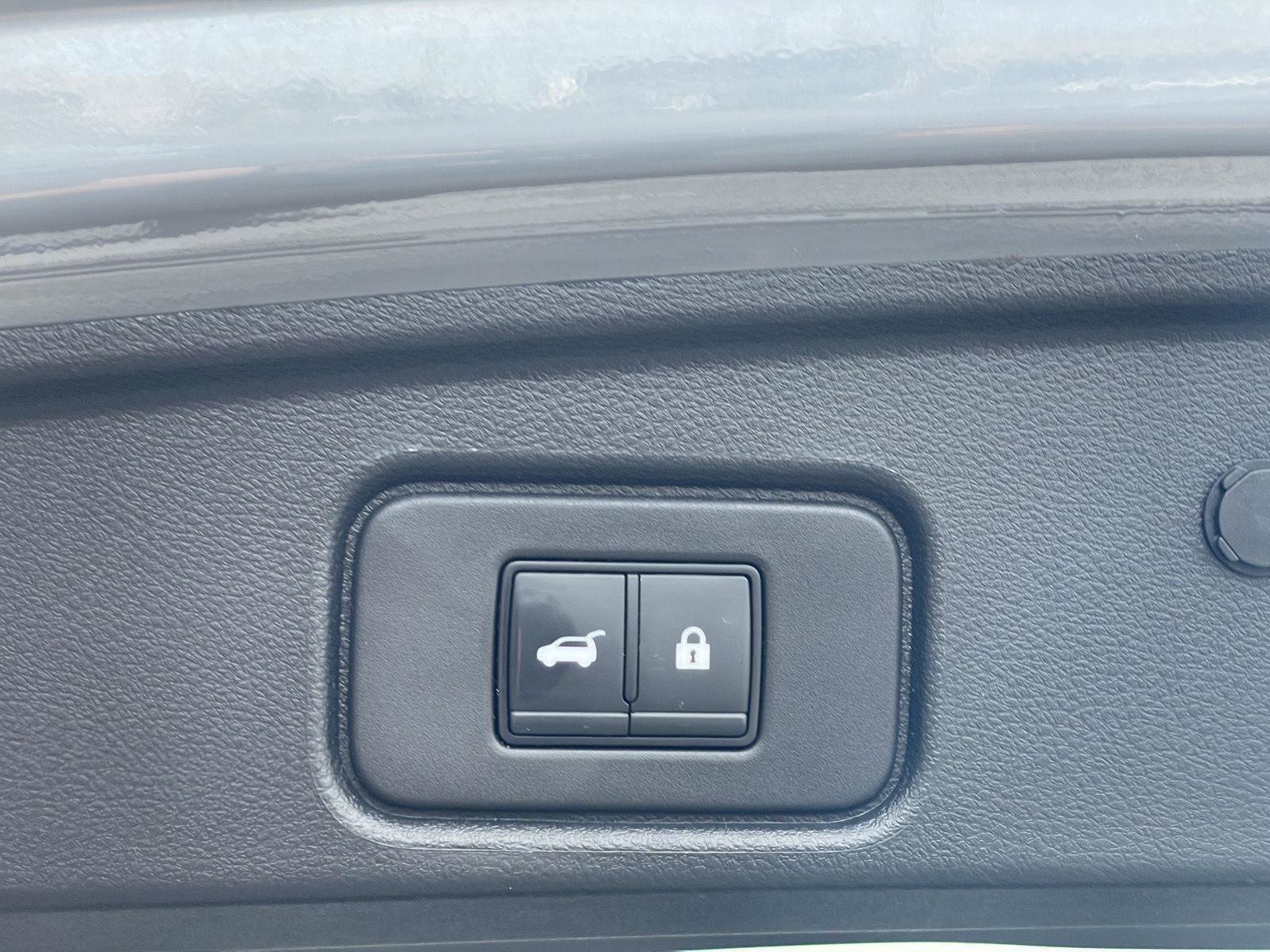 Used 2022 Nissan Pathfinder SL AWD/4WD image 11