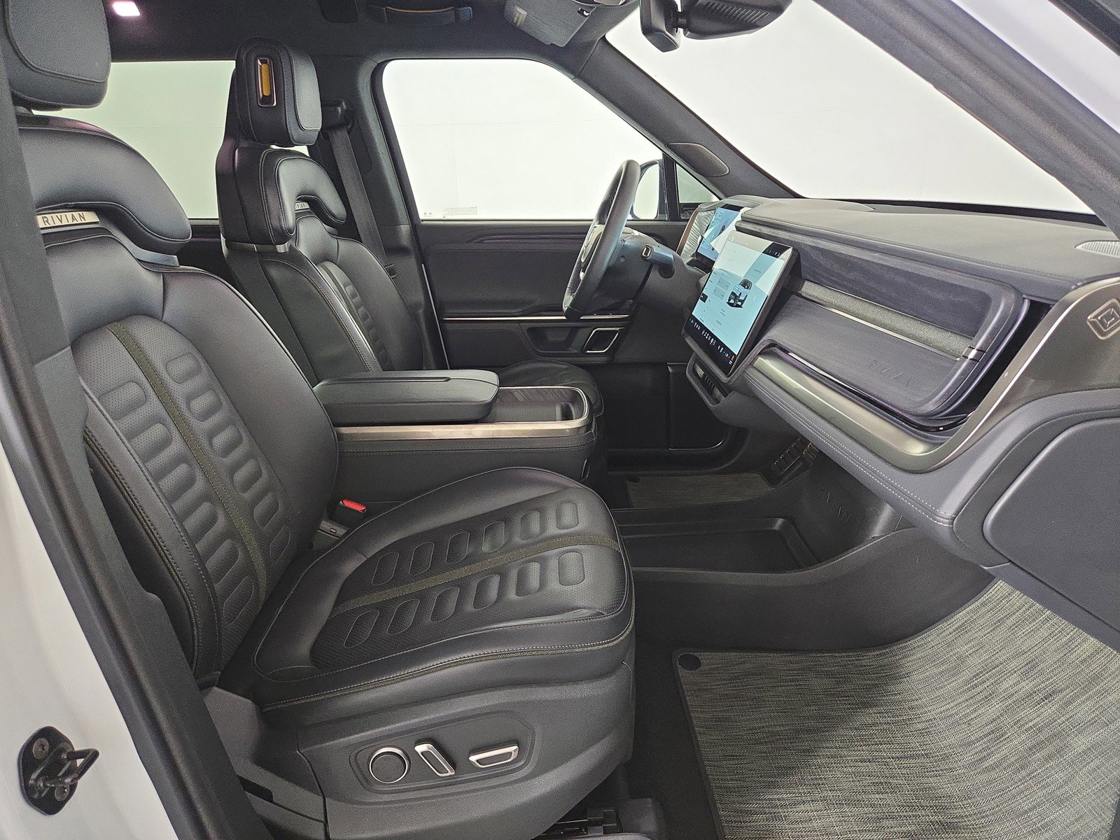 Used 2024 Rivian R1S Adventure AWD/4WD image 24