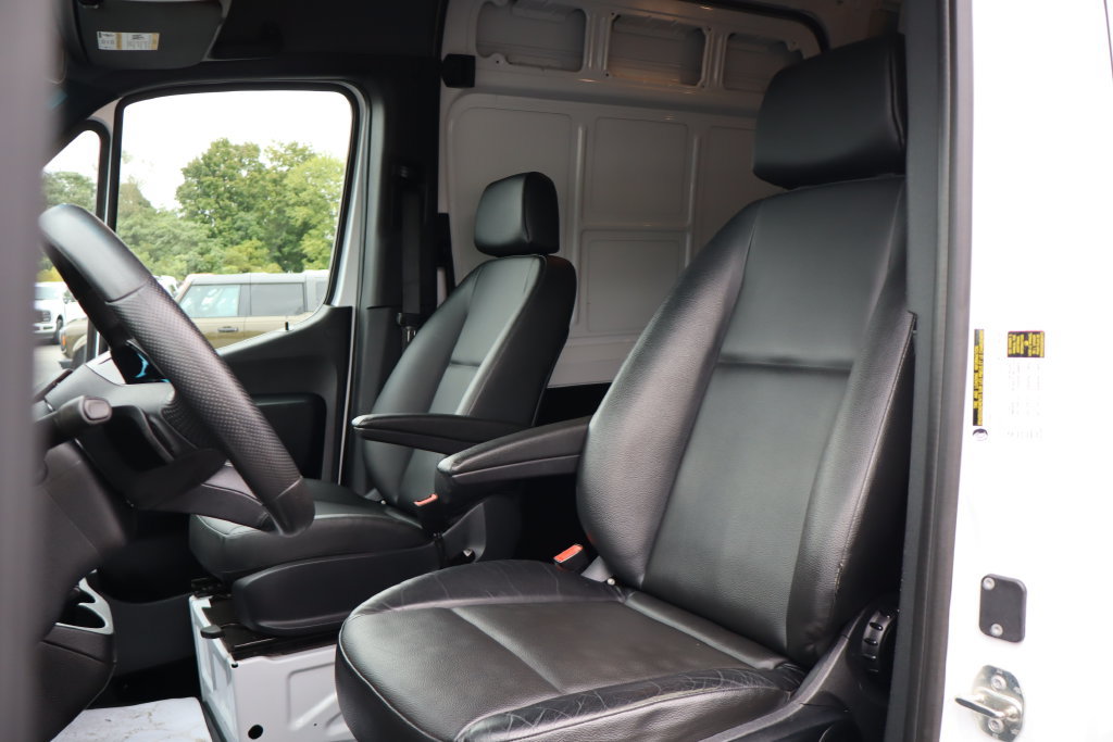 Used 2025 Mercedes-Benz Sprinter 2500 image 4
