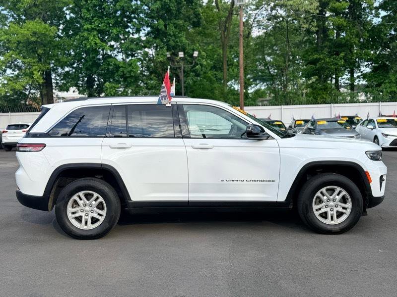 Used 2022 Jeep Grand Cherokee Laredo w/ Luxury Tech Group I AWD/4WD image 5