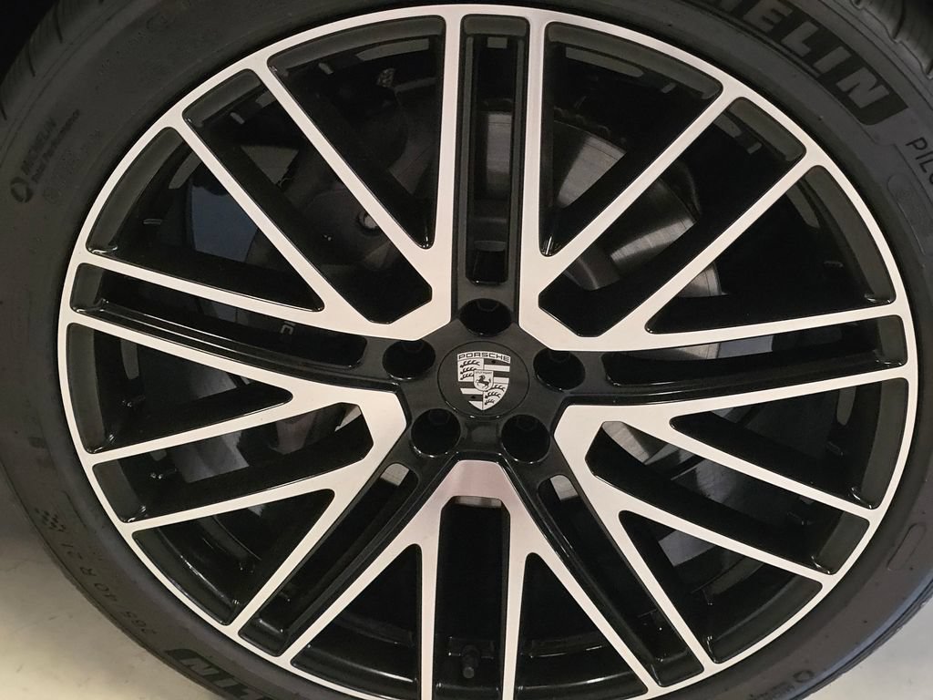 Certified 2026 Porsche Macan AWD/4WD image 11