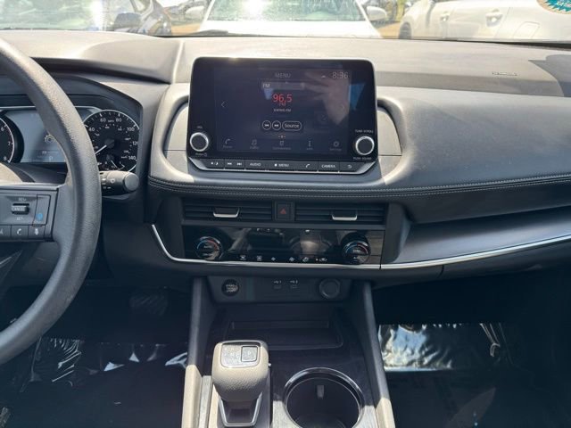 Used 2024 Nissan Rogue SV image 2