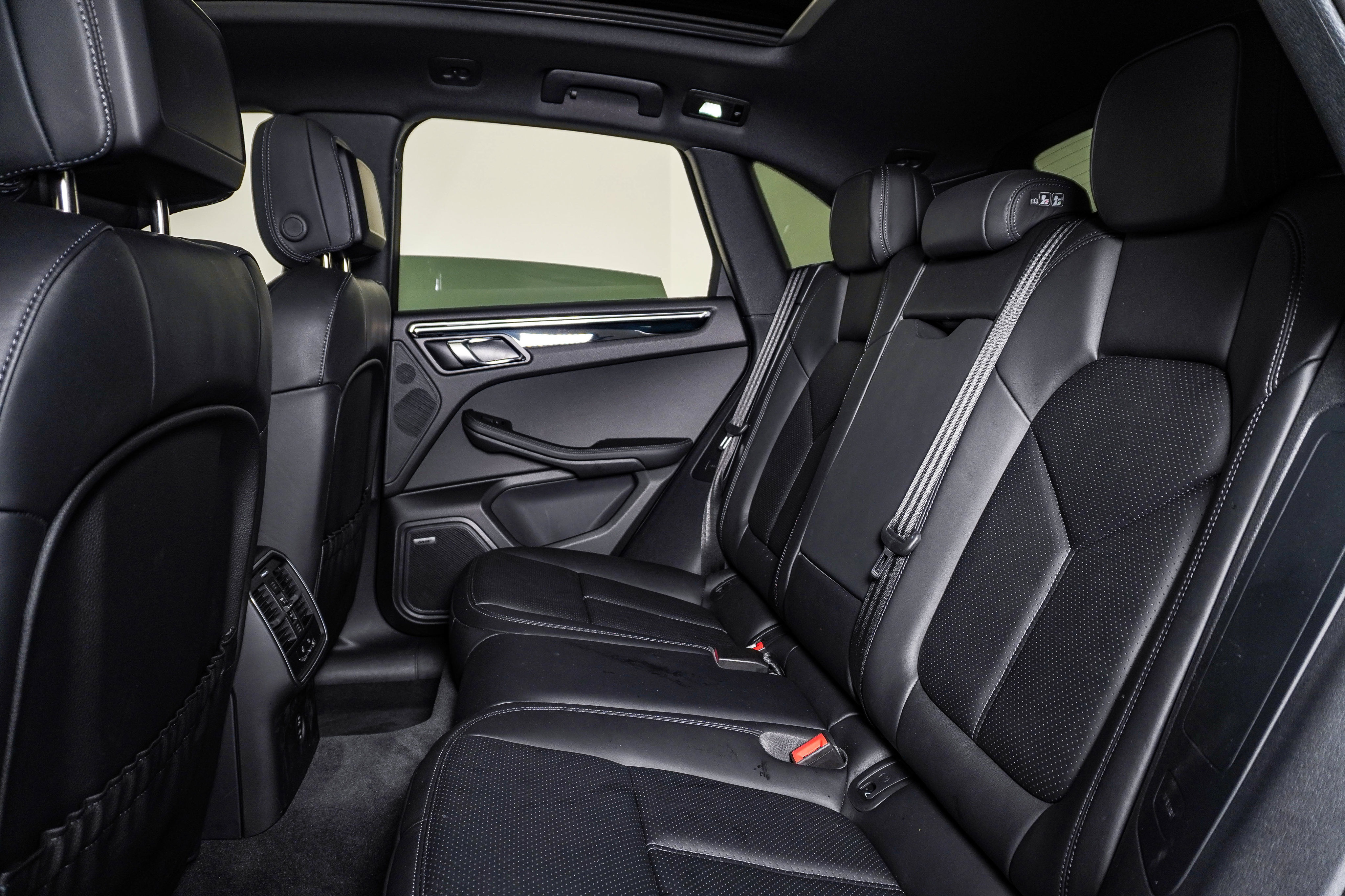 Certified 2026 Porsche Macan Turbo AWD/4WD image 20