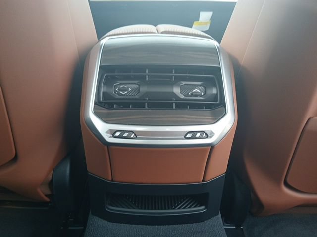 New 2025 BMW i7 xDrive60 AWD/4WD image 14
