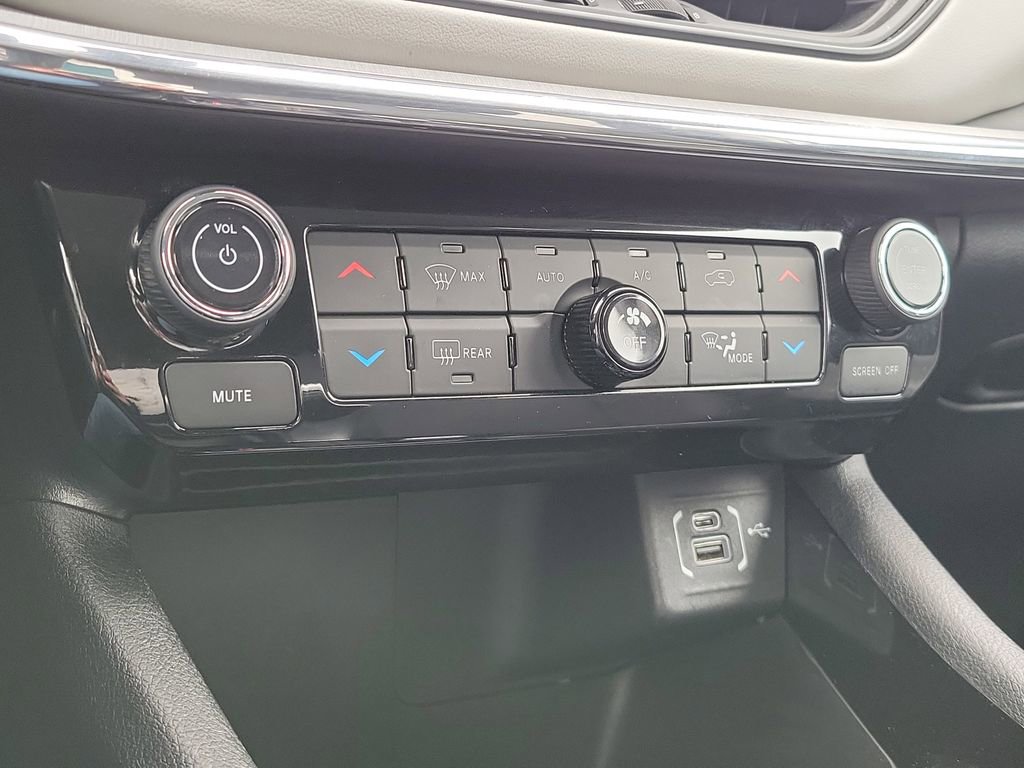 Used 2022 Jeep Compass Limited image 23