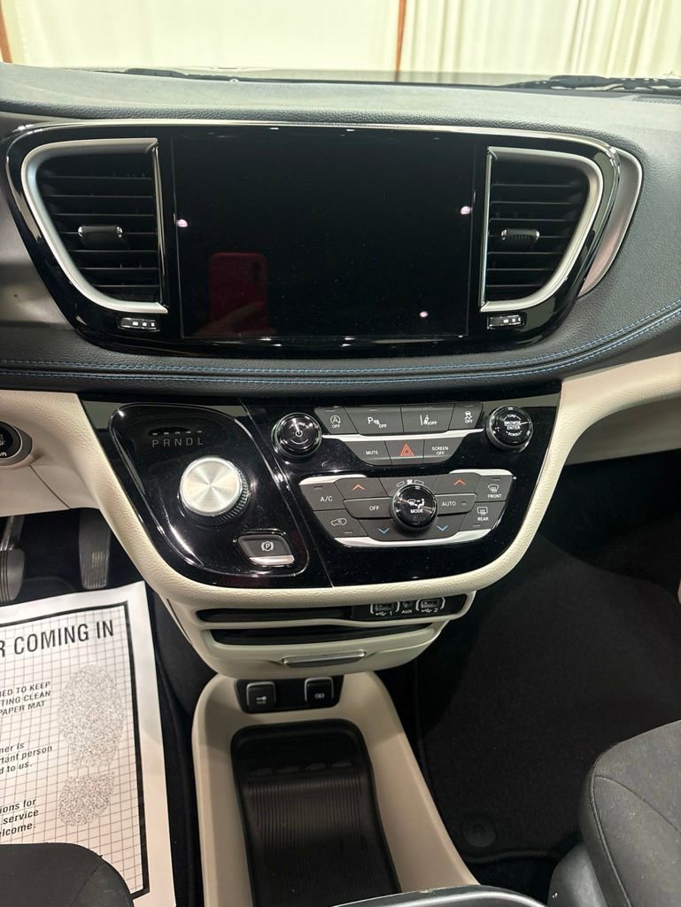 Used 2021 Chrysler Pacifica Touring FWD image 14