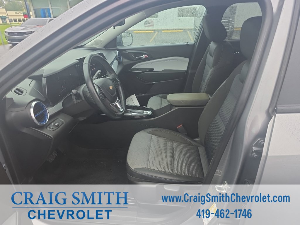 Used 2024 Chevrolet Trax LT w/ LT Convenience Package FWD image 11