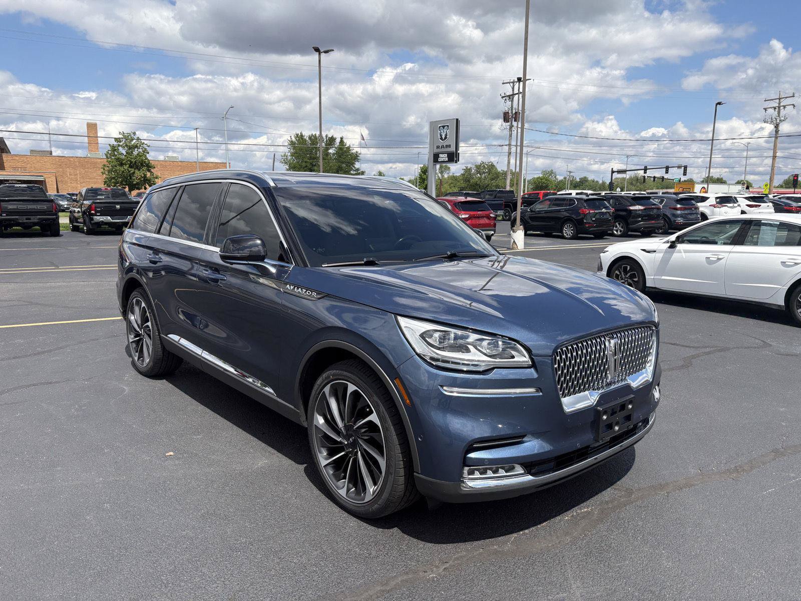 Used 2020 Lincoln Aviator Reserve w/ Equipment Group 202A AWD/4WD image 2