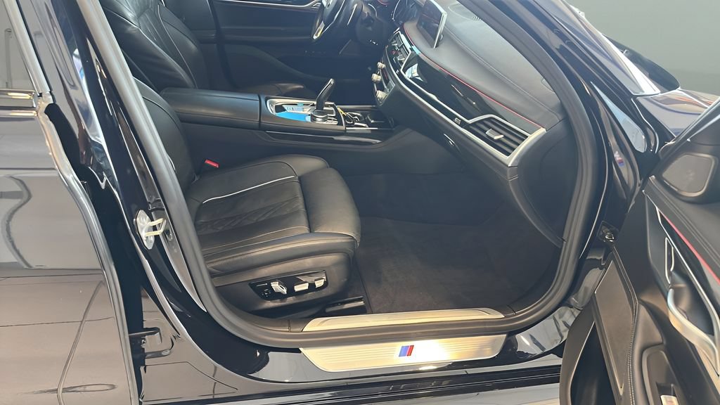 Used 2019 BMW 750i xDrive w/ M Sport Package AWD/4WD image 21