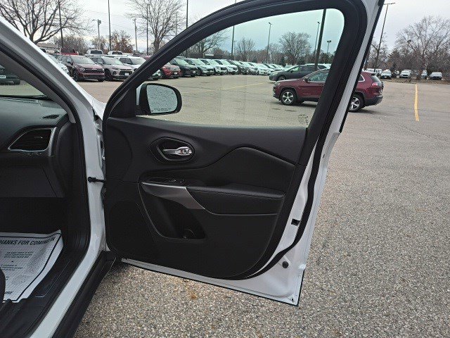 Used 2019 Jeep Cherokee Limited image 17