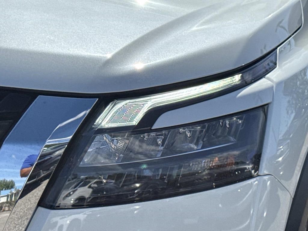 Certified 2024 Nissan Pathfinder SV FWD image 10