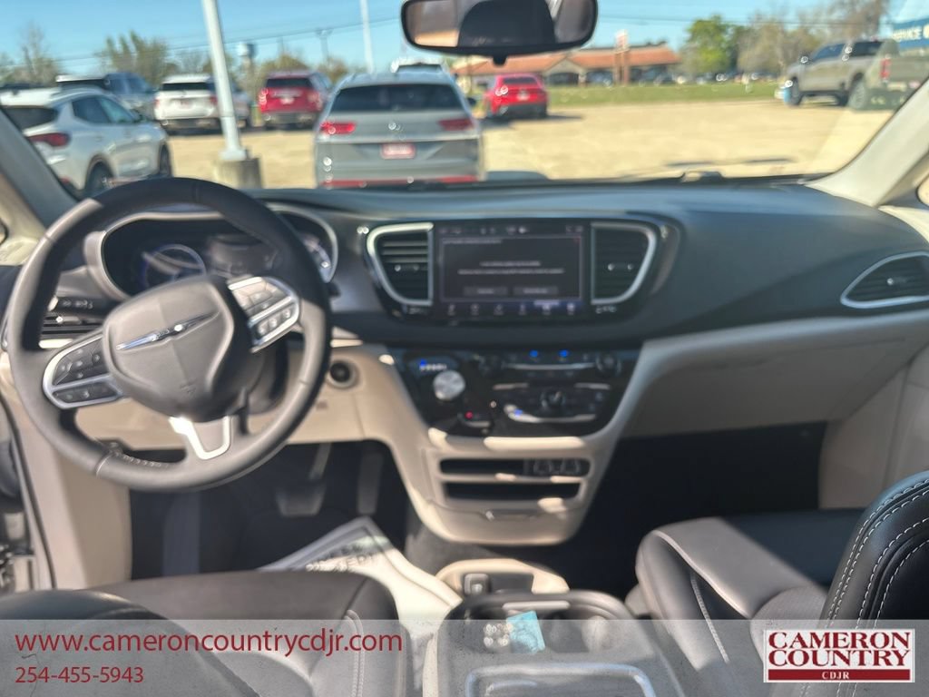 Used 2023 Chrysler Pacifica Touring-L FWD image 12