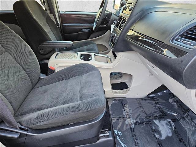 Used 2016 Dodge Grand Caravan SXT image 19