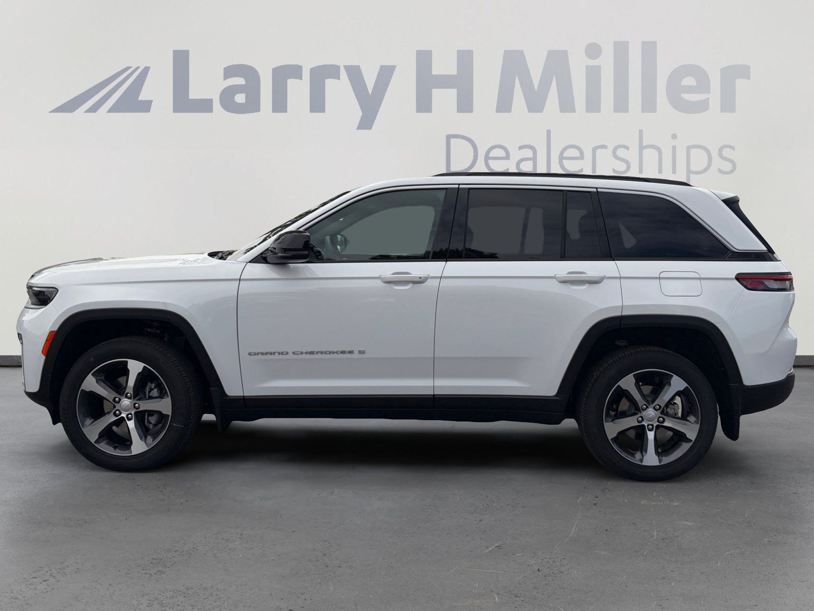 New 2026 Jeep Grand Cherokee Limited w/ Trailer Tow Package AWD/4WD image 2