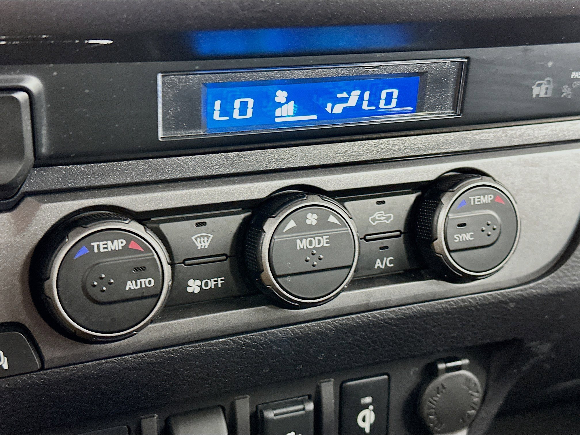 Used 2023 Toyota Tacoma TRD Off-Road image 24