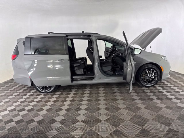Used 2021 Chrysler Pacifica Touring w/ S Appearance Package FWD image 13
