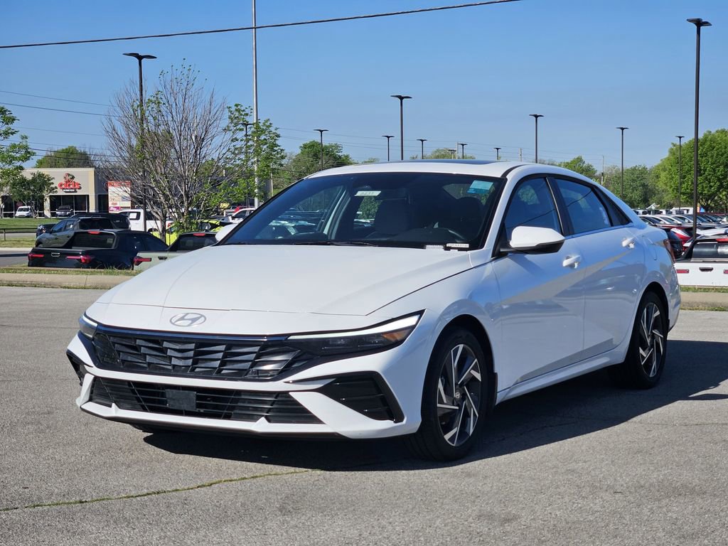 Used 2025 Hyundai Elantra Limited image 2