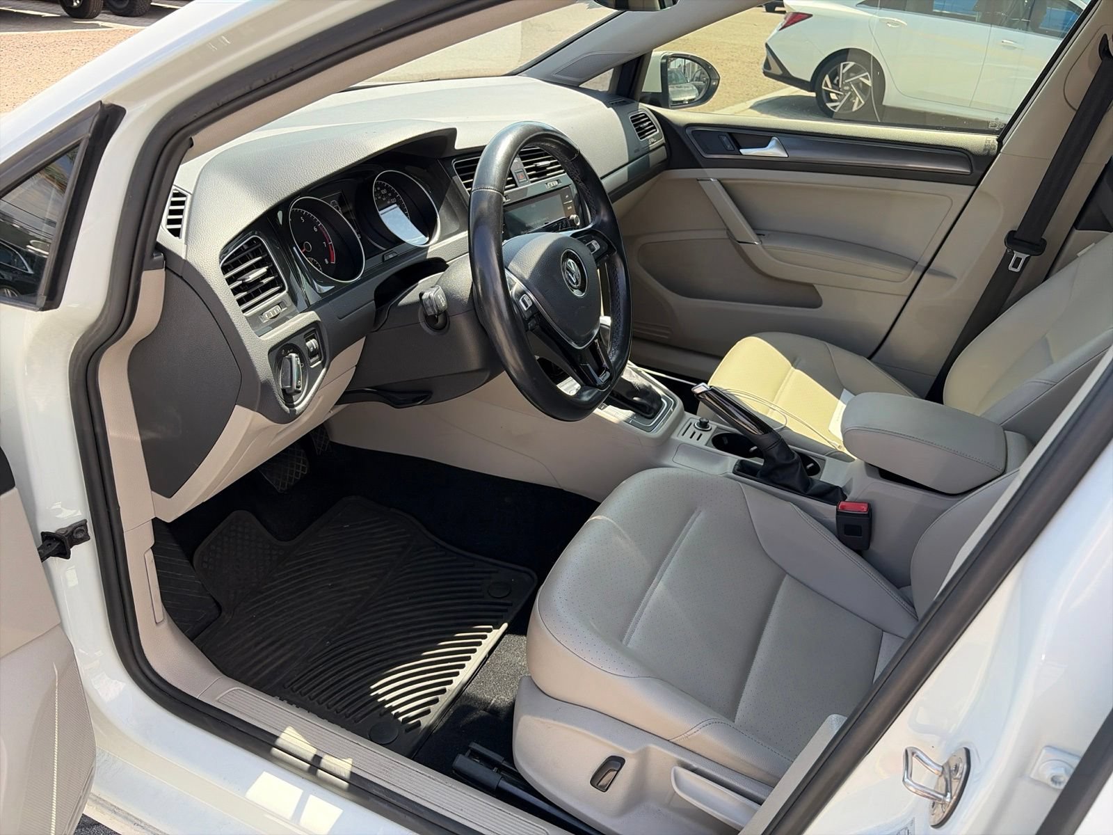 Used 2018 Volkswagen Golf SE FWD image 5