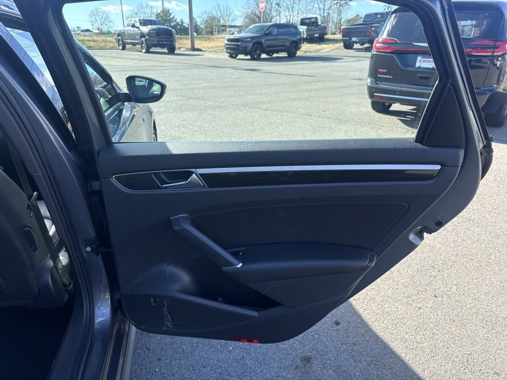 Used 2018 Volkswagen Passat 3.6 image 33