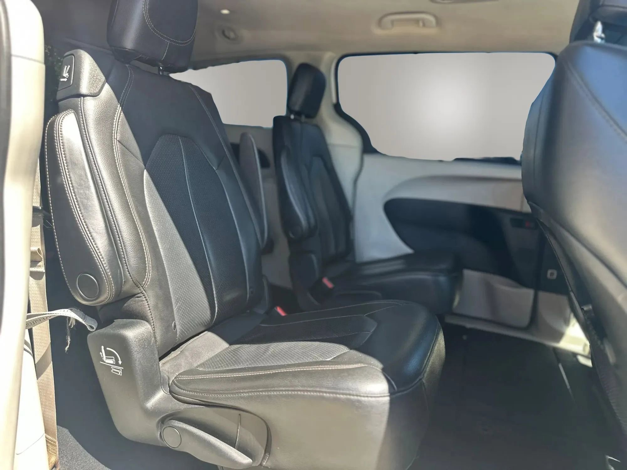 Used 2020 Chrysler Pacifica Touring-L FWD image 11