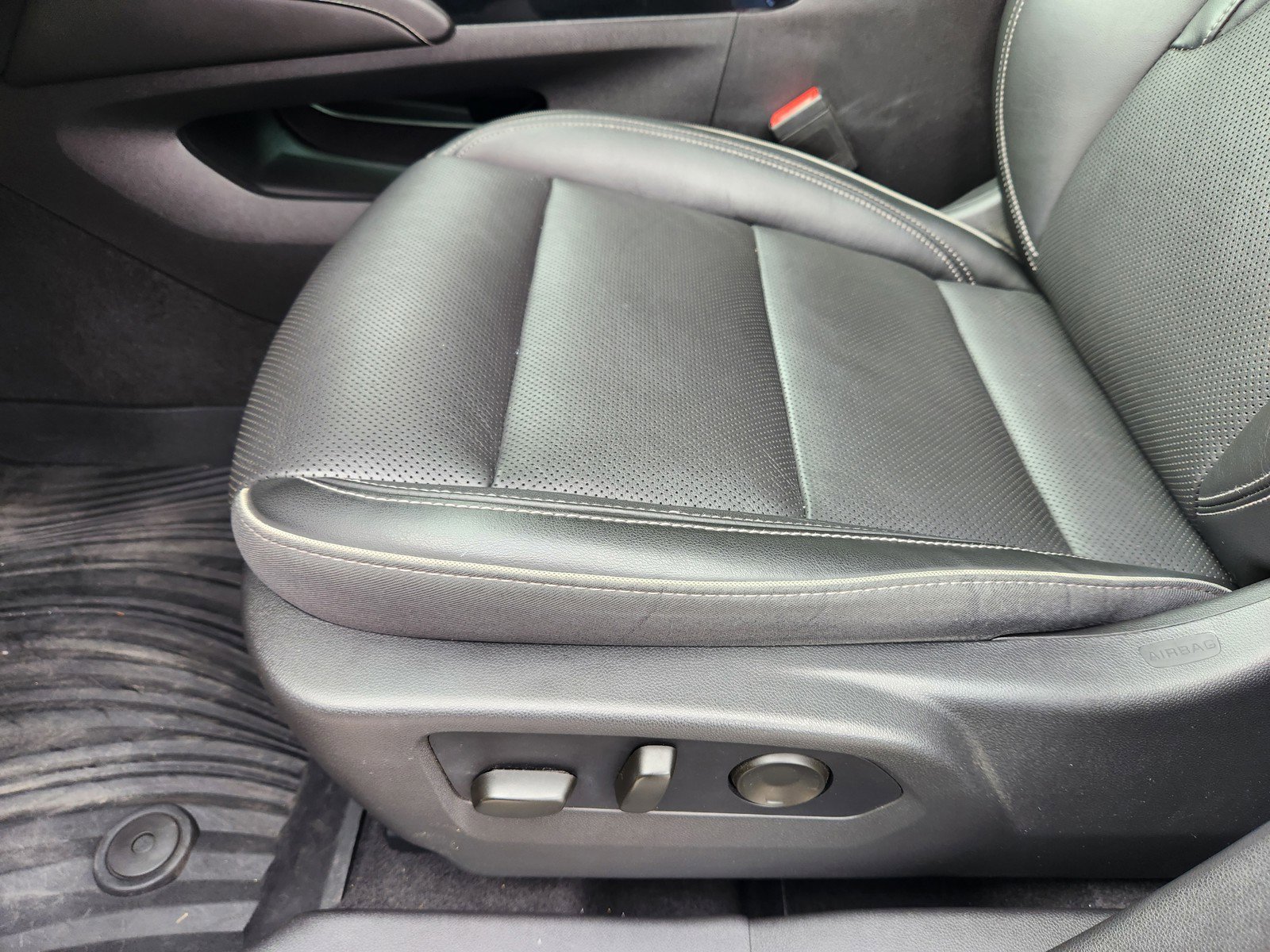 Used 2021 Buick Envision Essence w/ Technology Package I FWD image 22