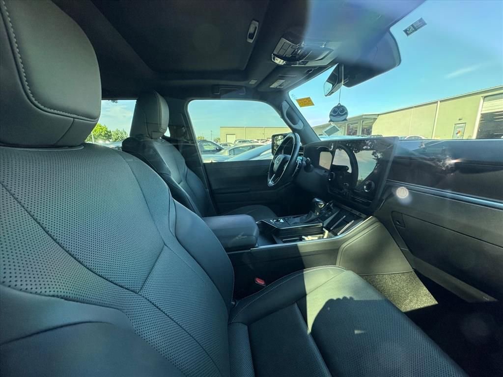 Used 2024 Lexus GX 550 w/ Accessory Package (2T) AWD/4WD image 3