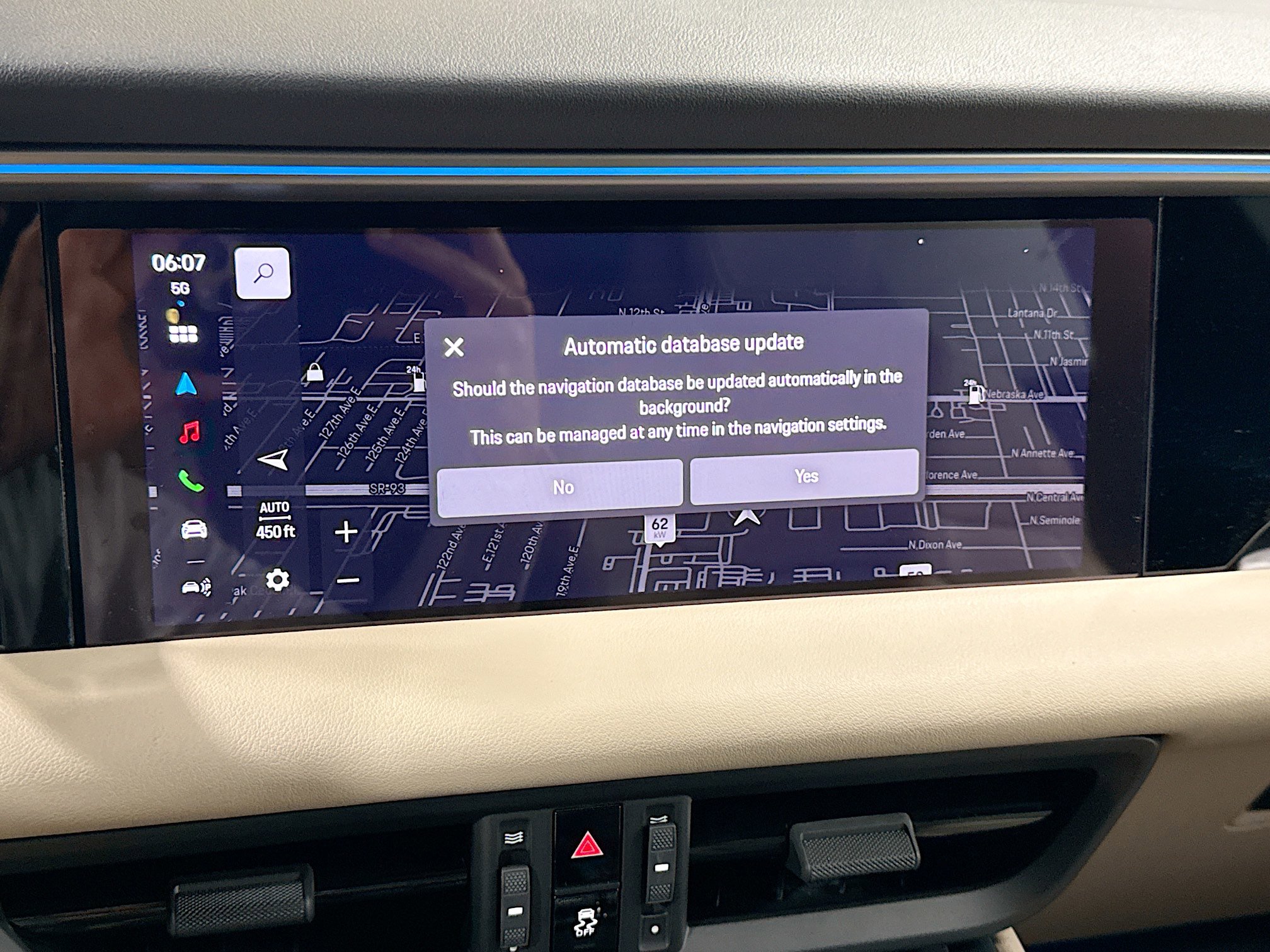 Certified 2025 Porsche Macan 4 Electric image 31