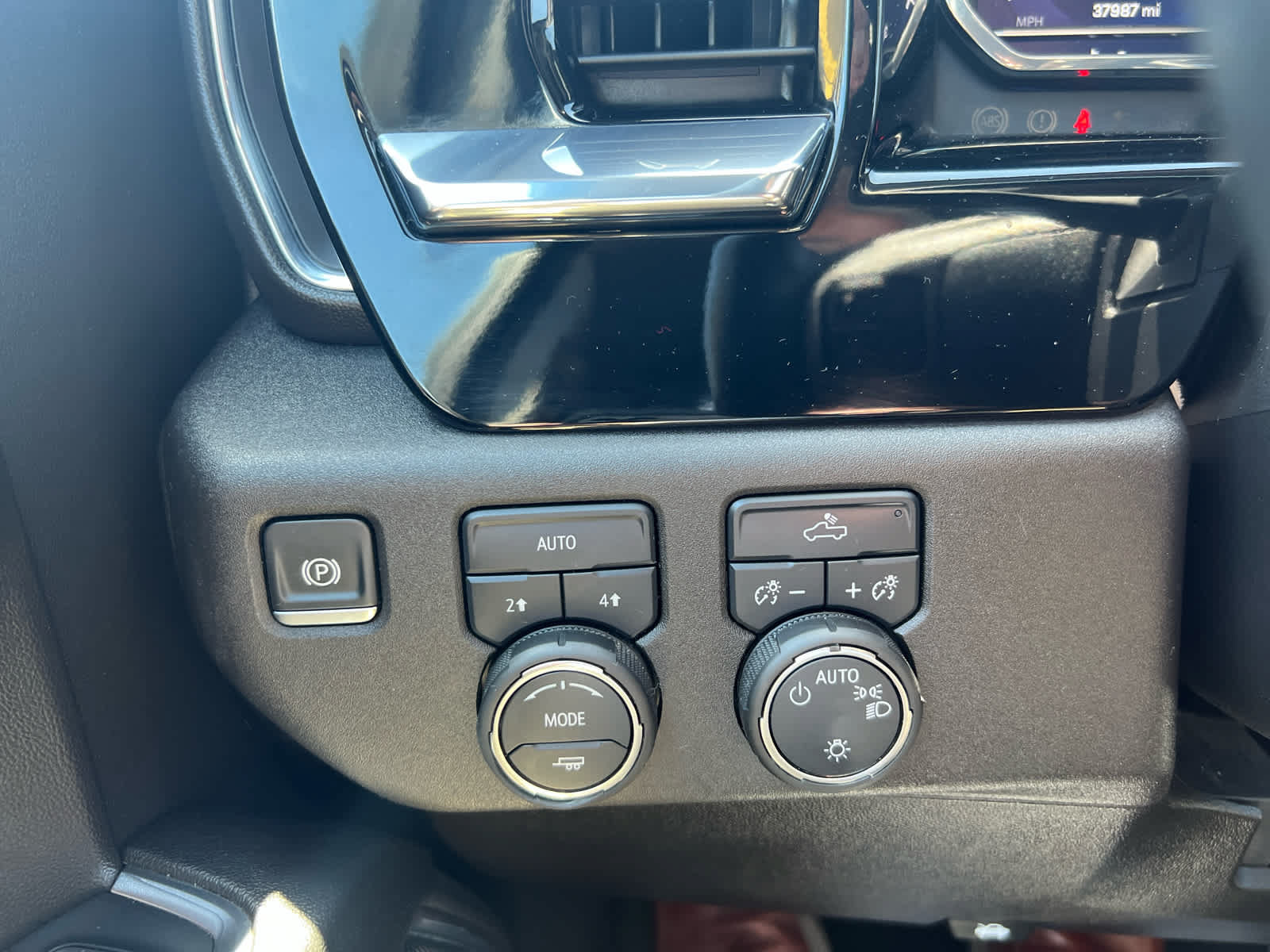 Used 2025 Chevrolet Silverado 1500 LT AWD/4WD image 14