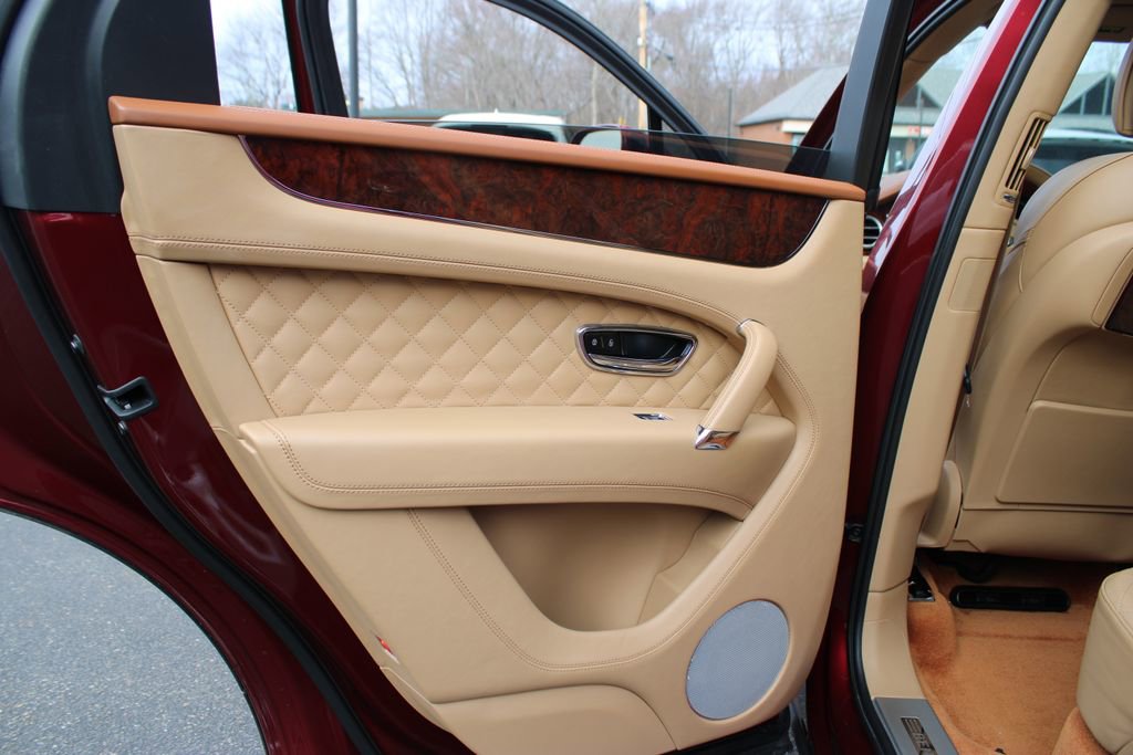 Used 2018 Bentley Bentayga AWD/4WD image 17