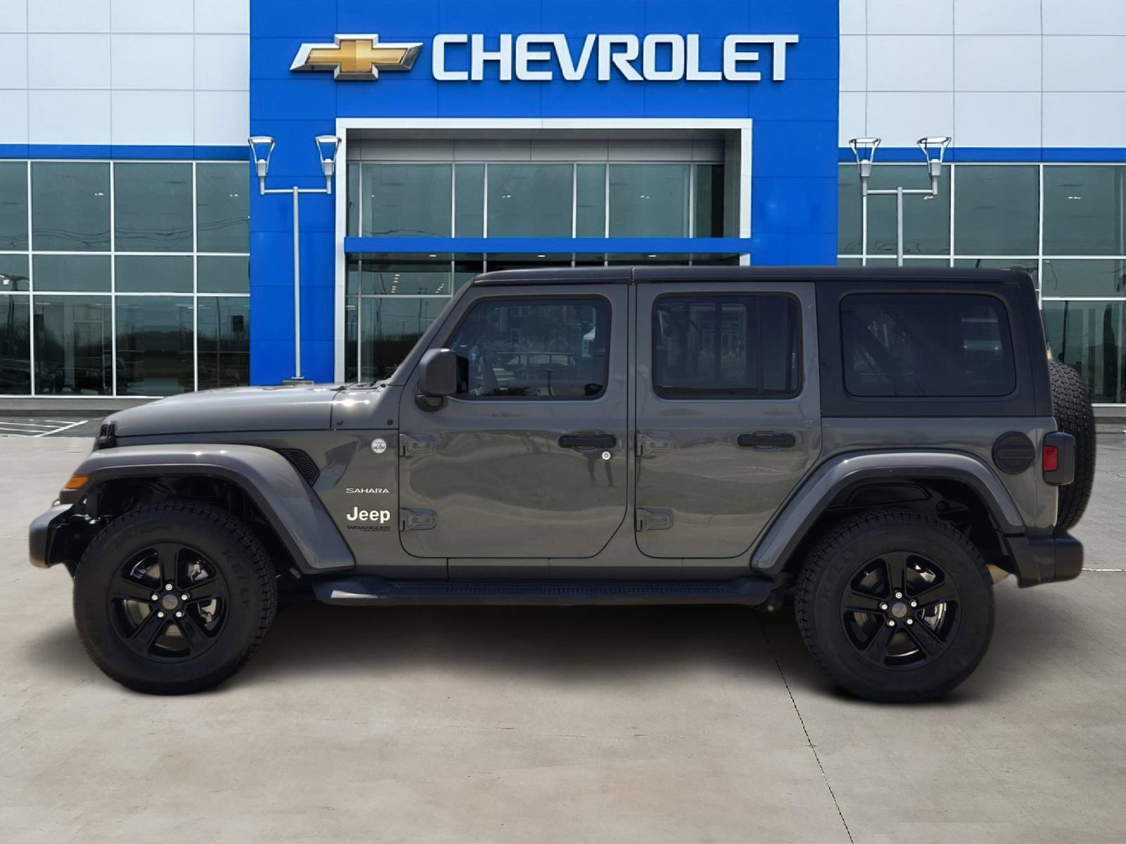 Used 2018 Jeep Wrangler Unlimited Sahara AWD/4WD image 3