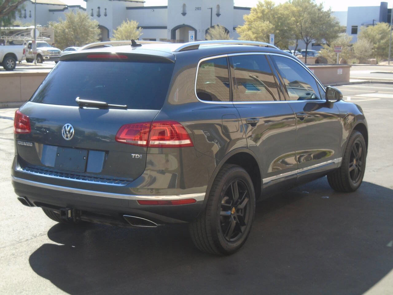 Used 2016 Volkswagen Touareg TDI image 13