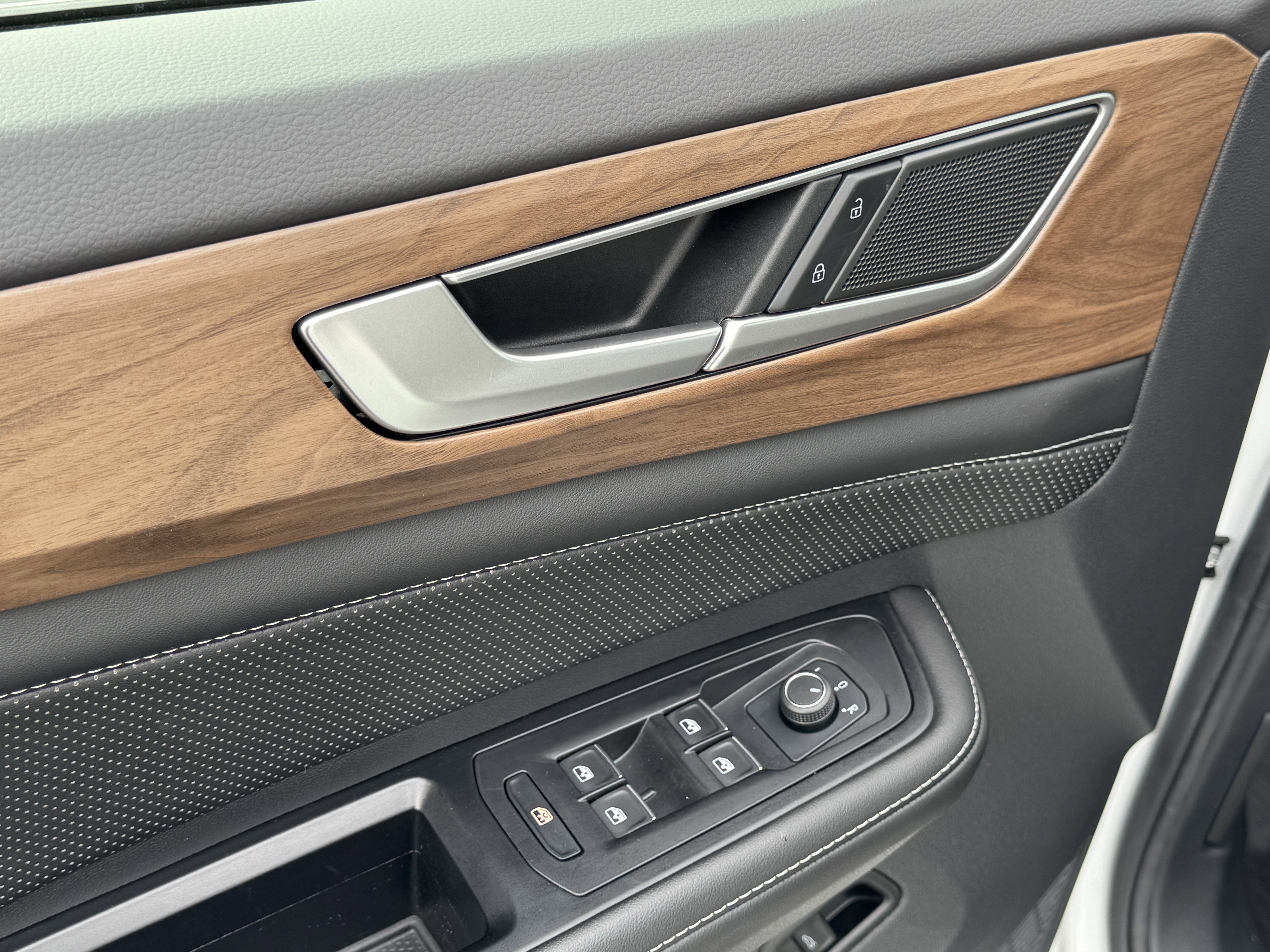 Used 2024 Volkswagen Atlas SE image 15