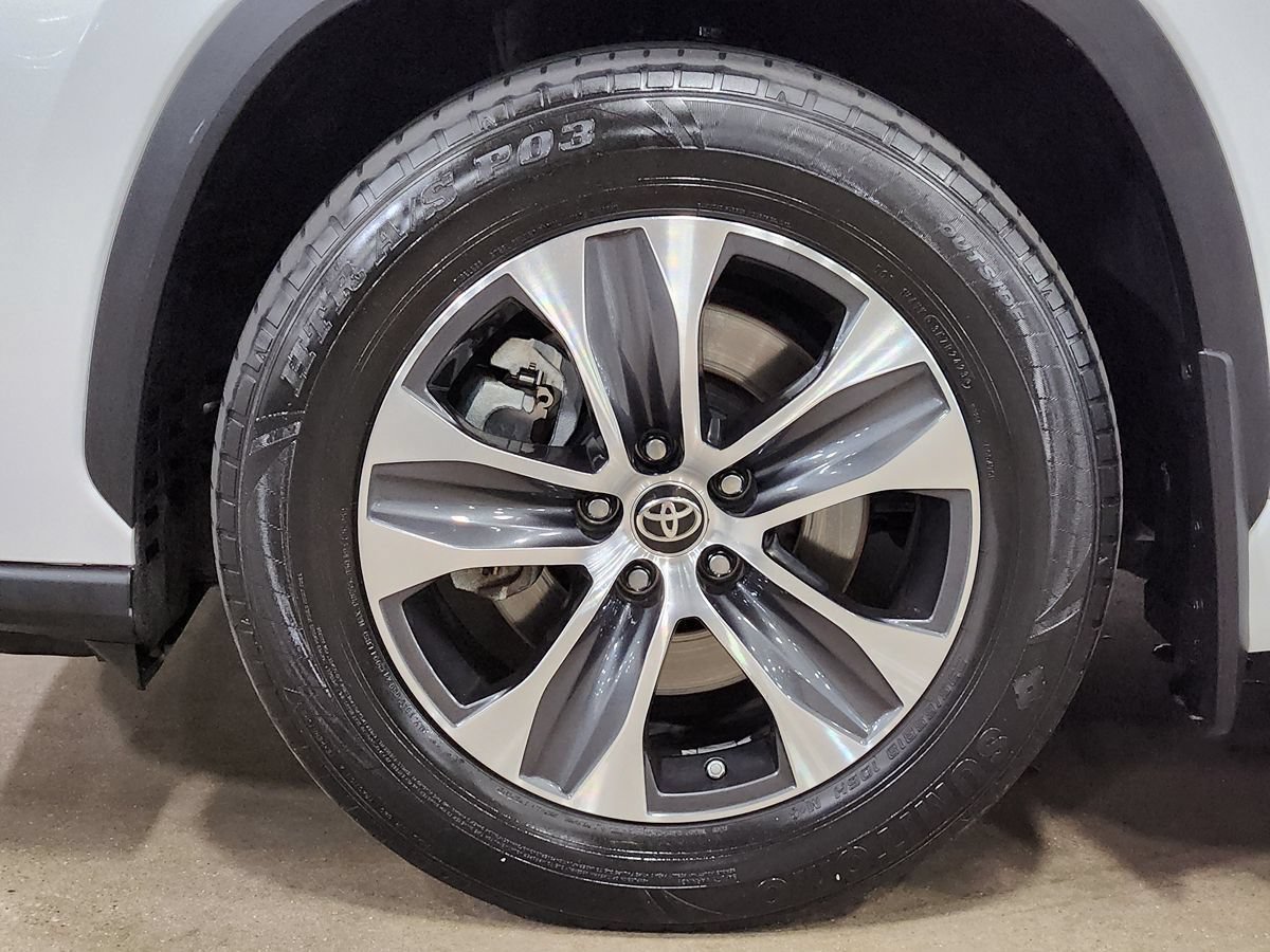 Used 2022 Toyota Highlander XLE AWD/4WD image 26