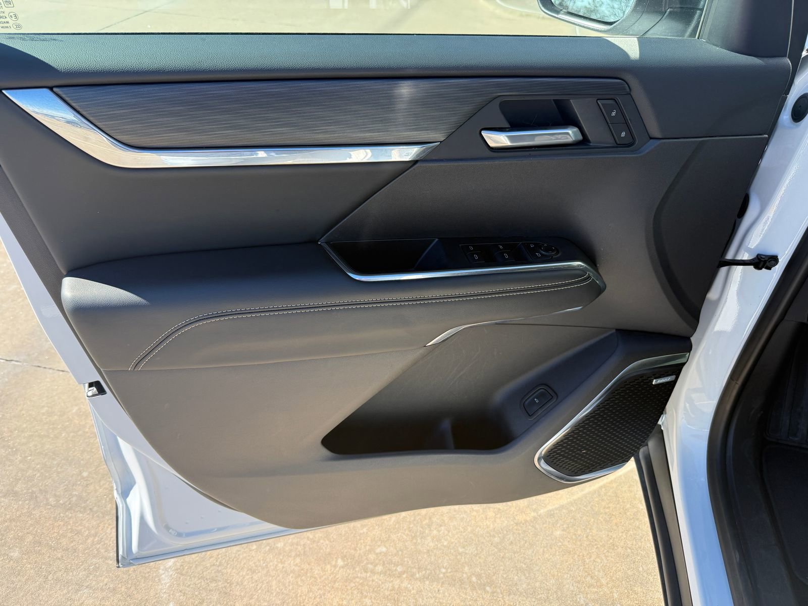 Used 2025 GMC Acadia Elevation image 8