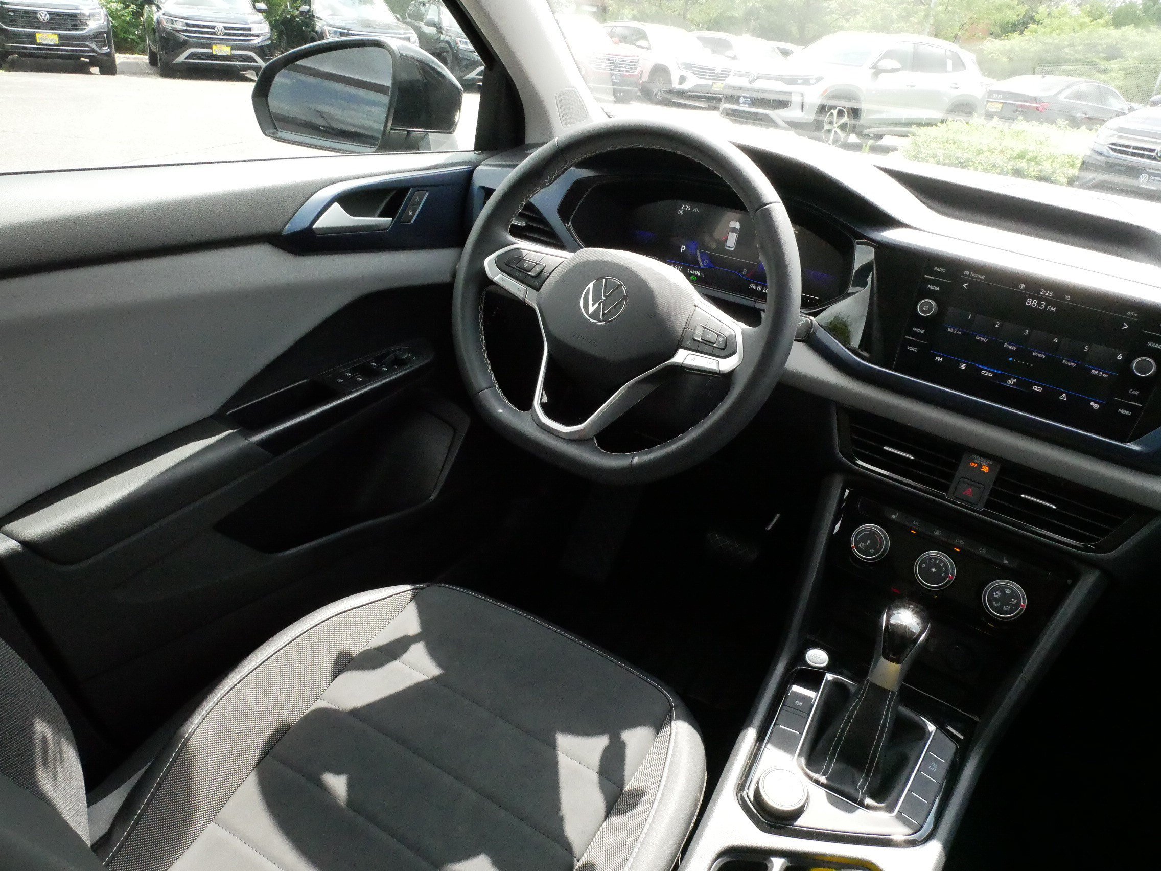 Certified 2023 Volkswagen Taos SE w/ Panoramic Sunroof Package AWD/4WD image 9