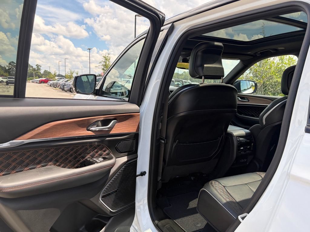 Used 2024 Jeep Grand Cherokee Summit AWD/4WD image 39