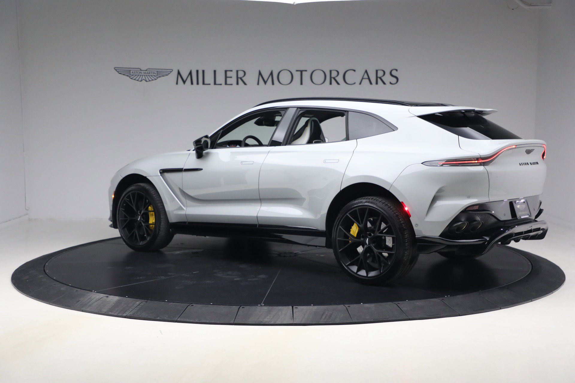 Used 2025 Aston Martin DBX 707 image 4