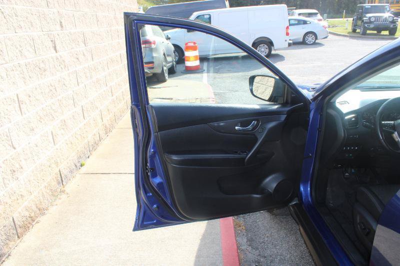 Used 2020 Nissan Rogue SV FWD image 17