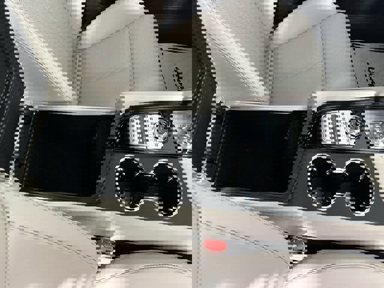 Used 2025 Genesis G70 2.5T image 26