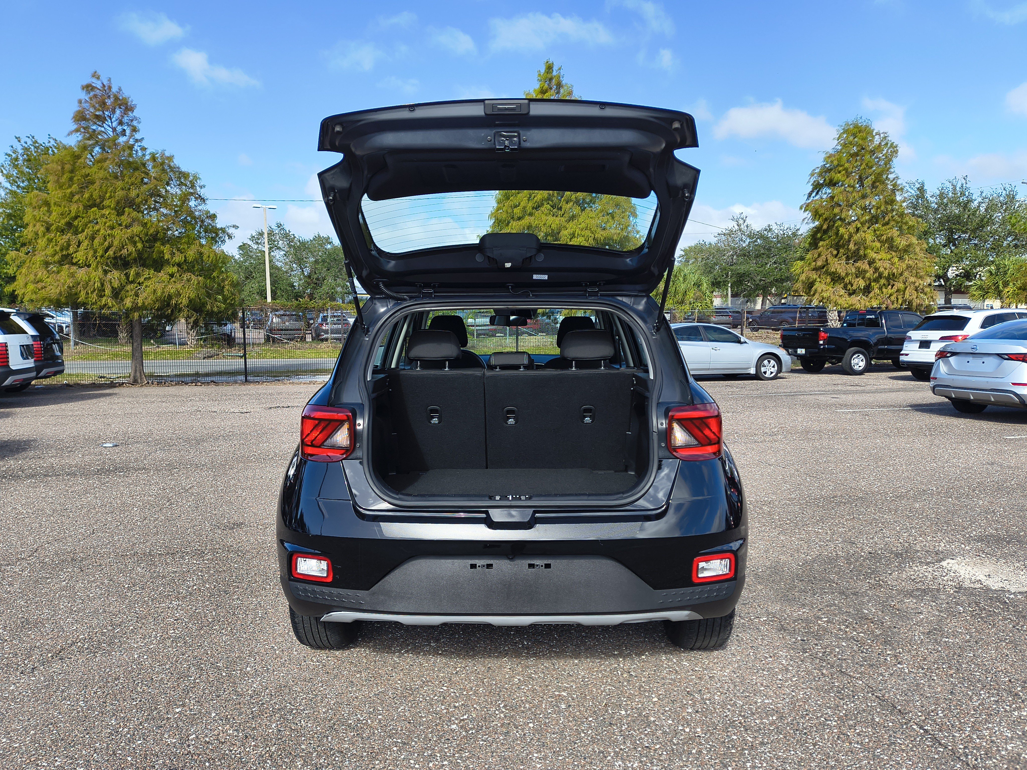 Used 2024 Hyundai Venue SEL FWD image 11