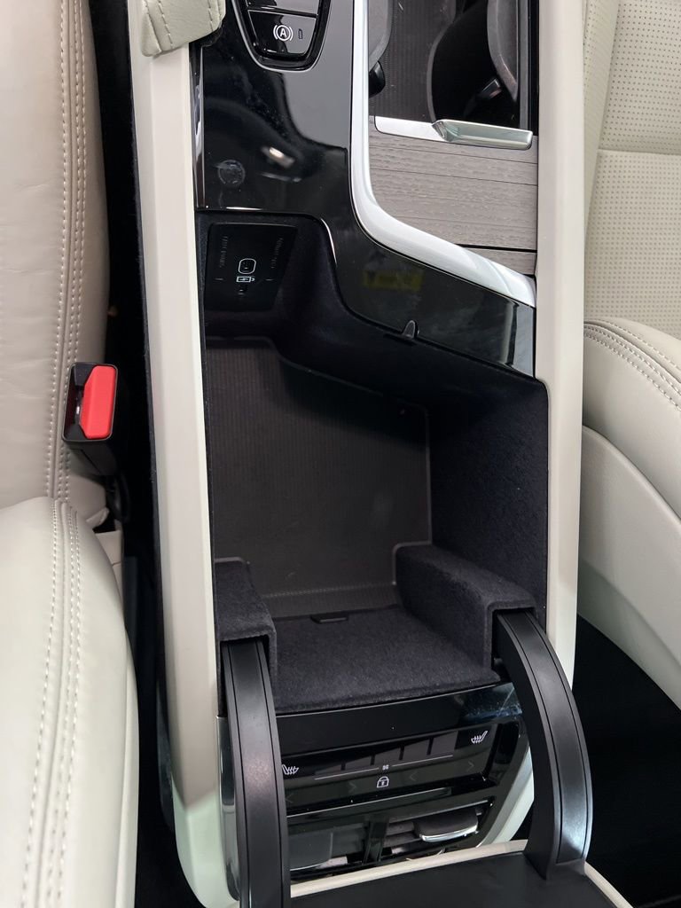 Used 2025 Volvo XC90 B6 Ultra w/ Protection Package image 24