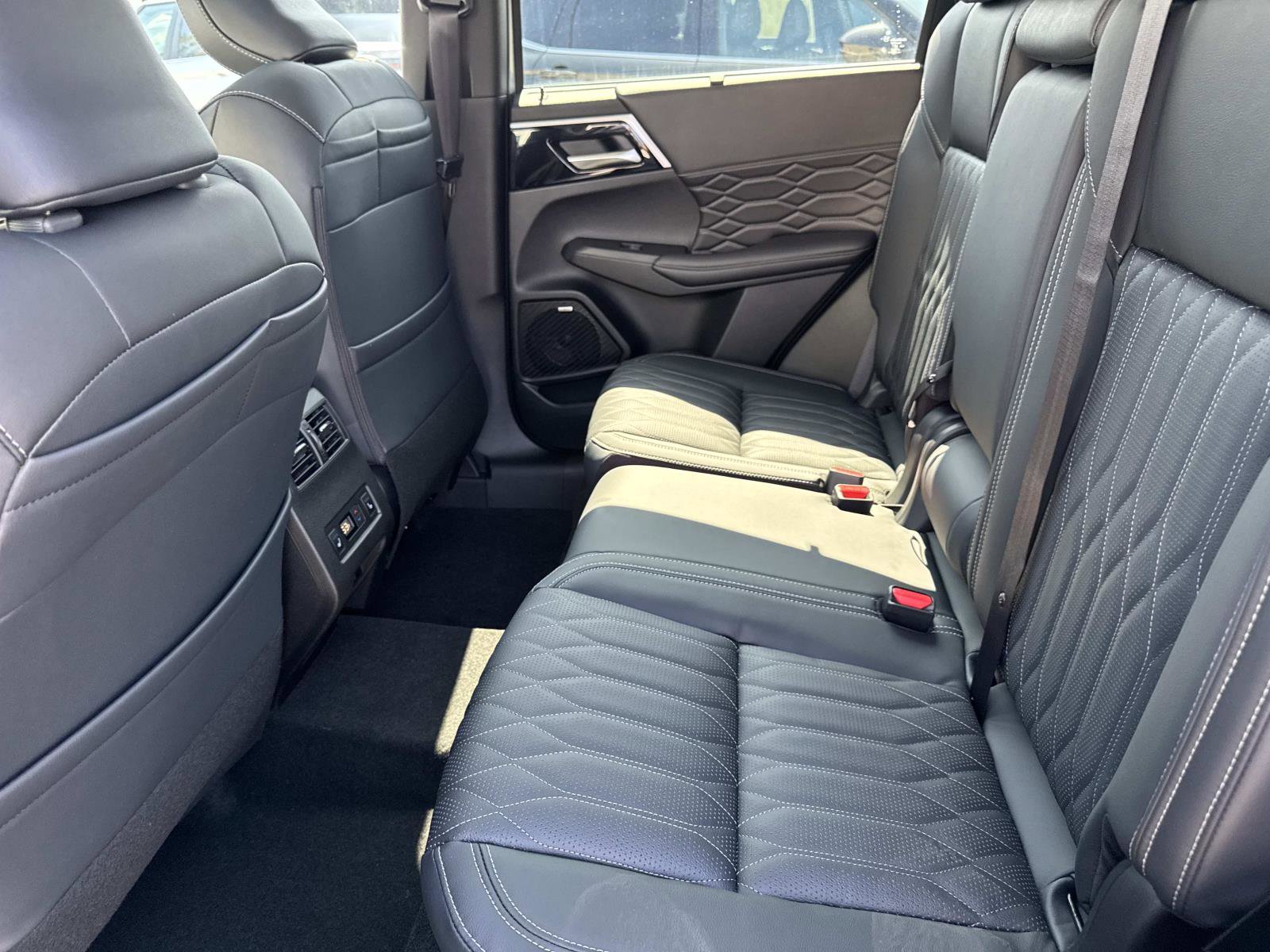 New 2025 Mitsubishi Outlander SEL image 13