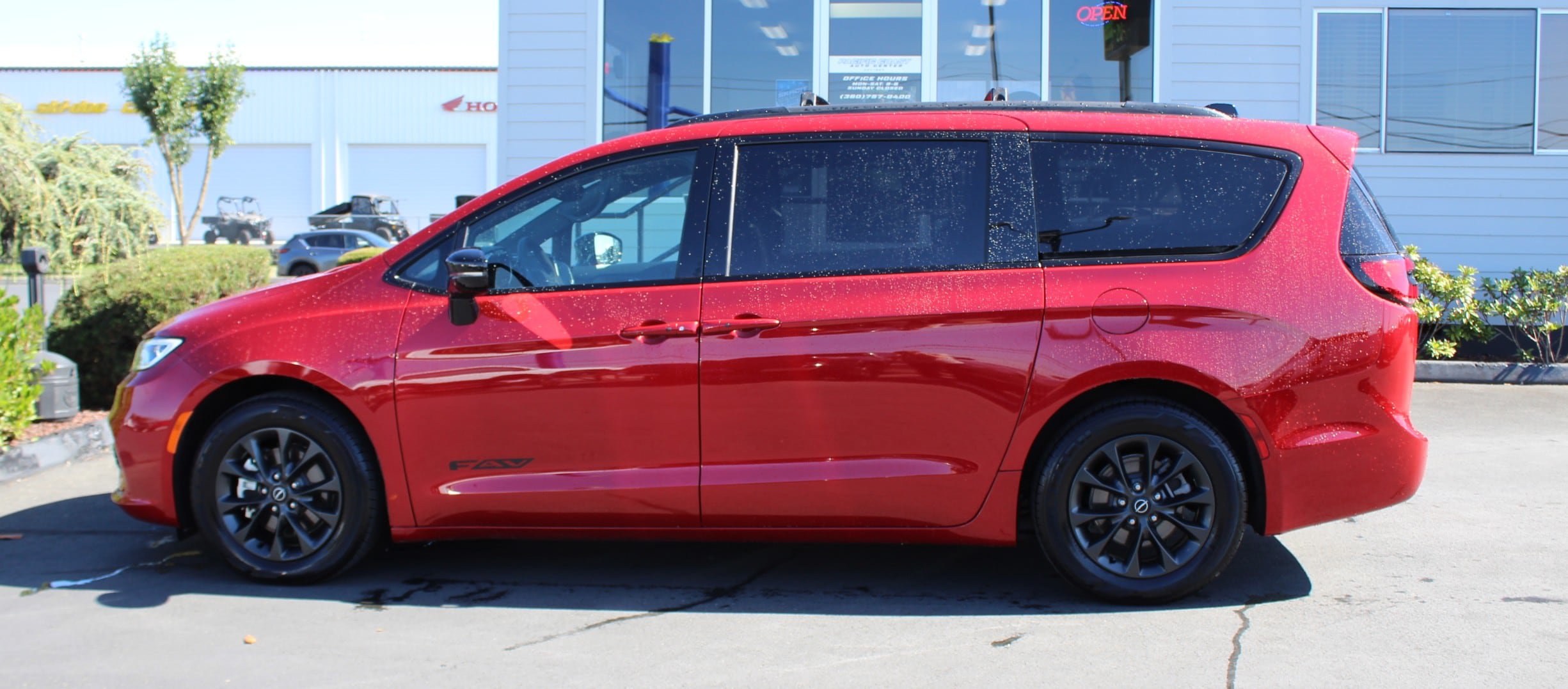 Used 2025 Chrysler Pacifica Select w/ Fav Edition Package FWD image 3