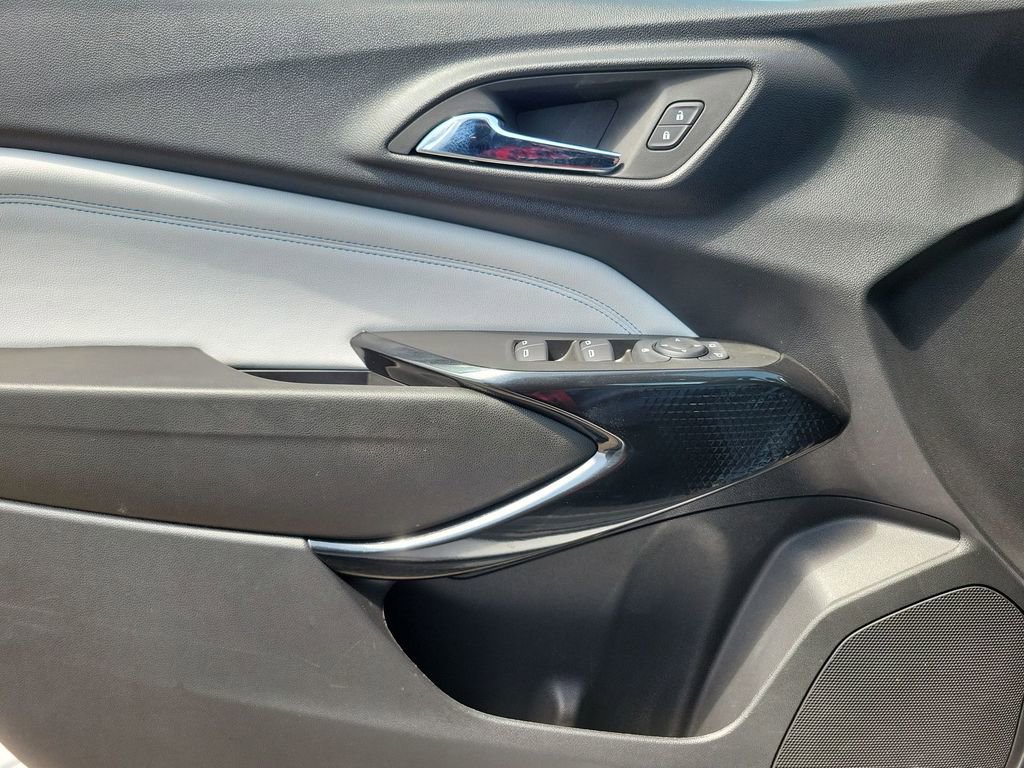 Used 2025 Chevrolet Trax LT FWD image 15