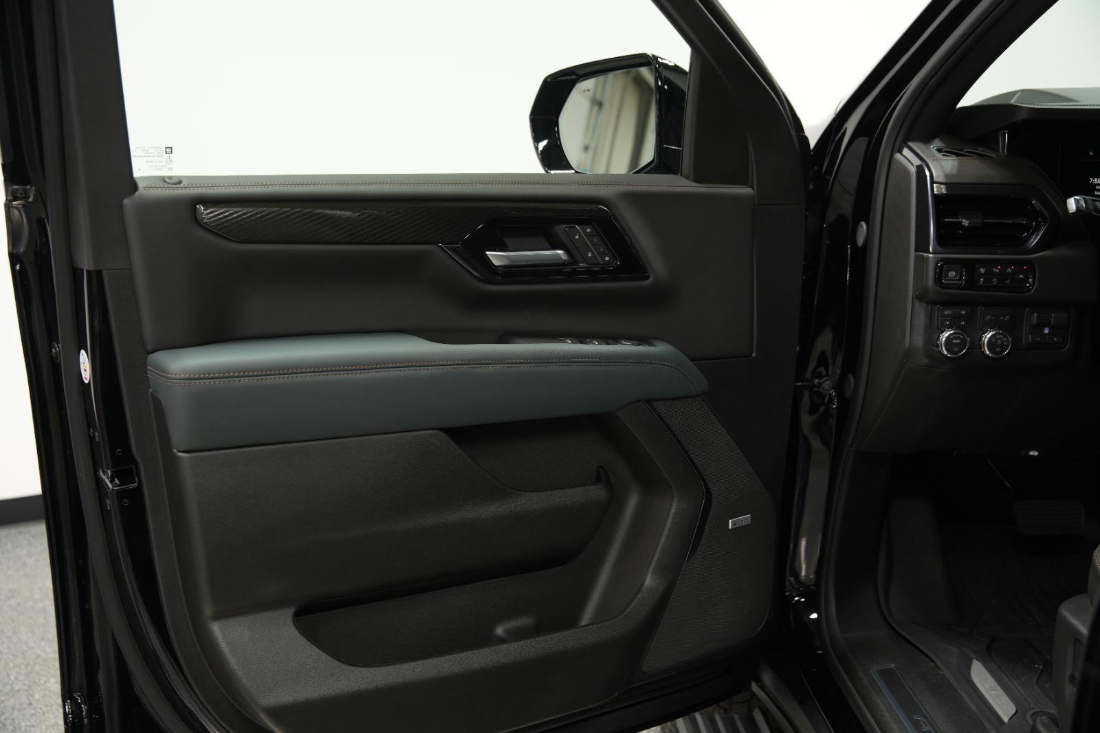 New 2026 GMC Yukon XL AT4 w/ AT4 Premium Plus Package AWD/4WD image 28